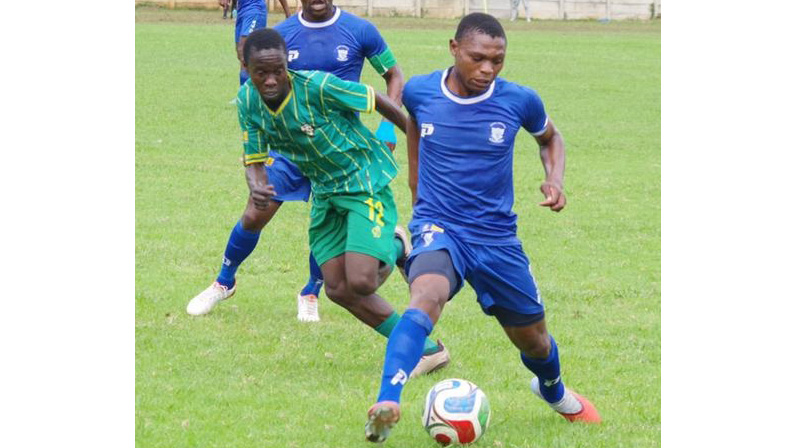Thokozani ‘Thikithi’ Dlamini leaves Mbuso Dlamini completely bamboozled with a cheeky bit of tsamaya trickery! A moment of pure showboating as Royal Leopard cruised to a clinical 4-0 victory over Amawele in their MTN Premier League clash at the Prince of Wales Sports Ground. (Pic: Sanele Jele)